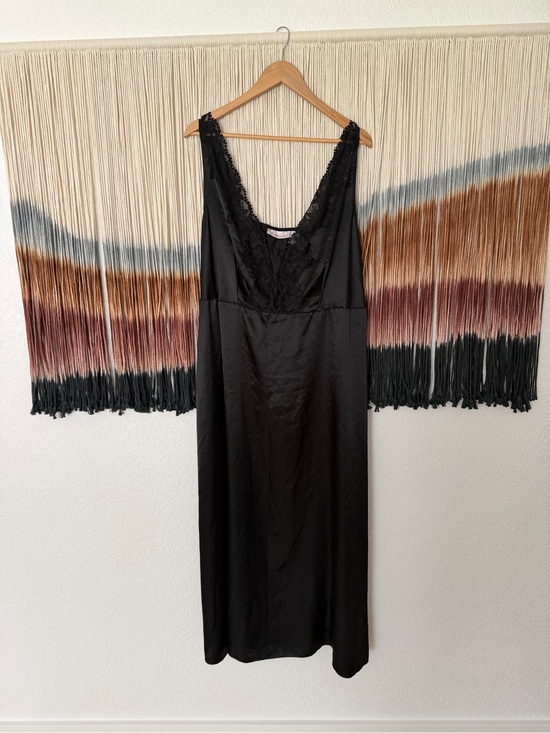 Dresses & Skirts - VINTAGE Elegant Black Lace-Trim Slip Dress
